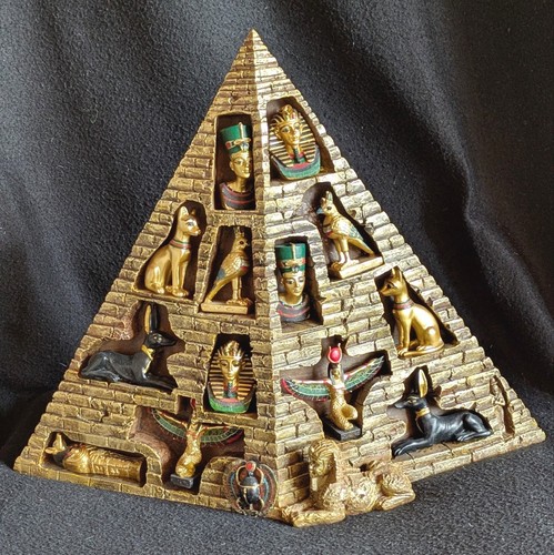 Dekorative pyramide zum - pyramide,